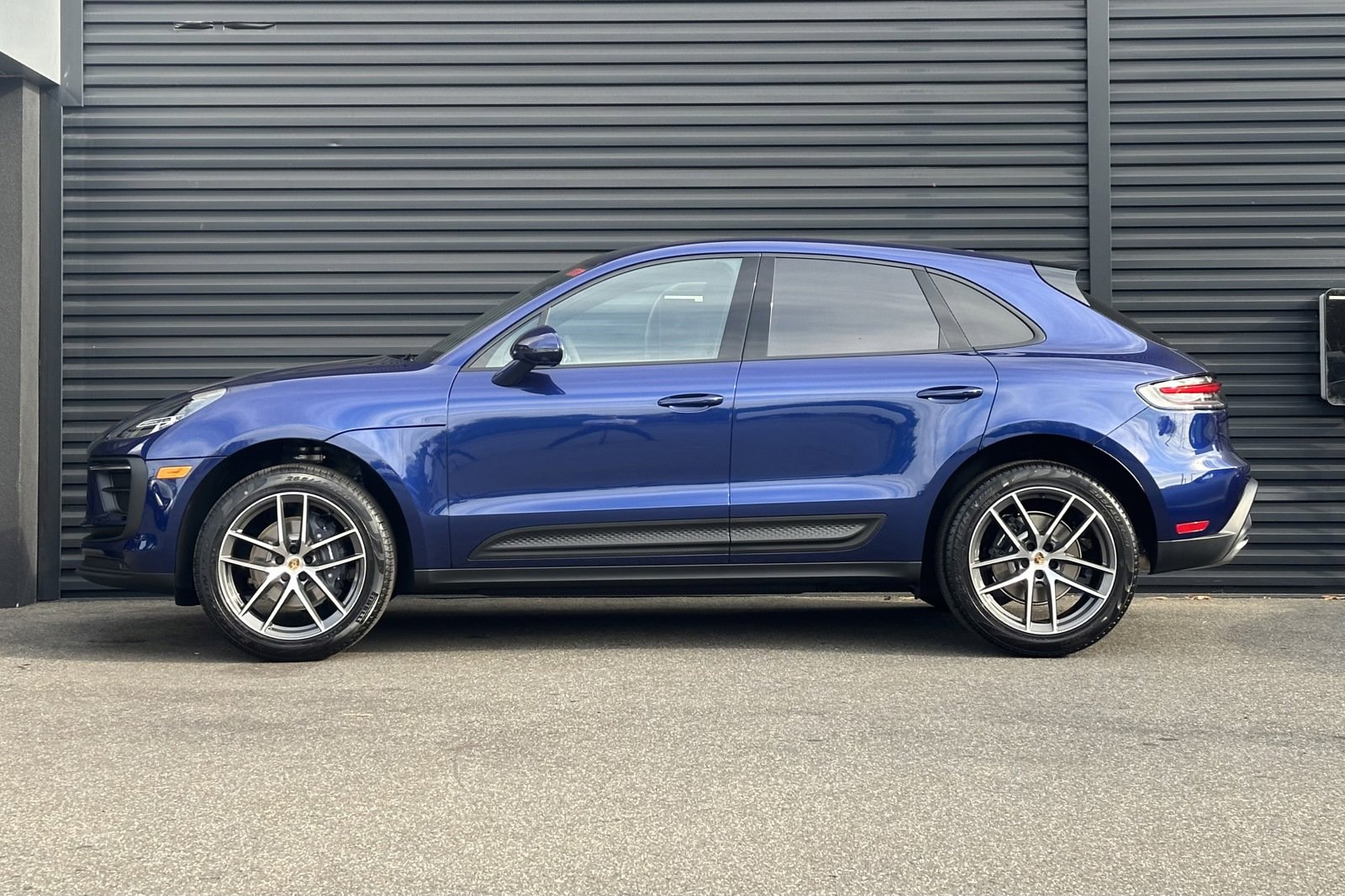 2025 Porsche Macan T photo 2