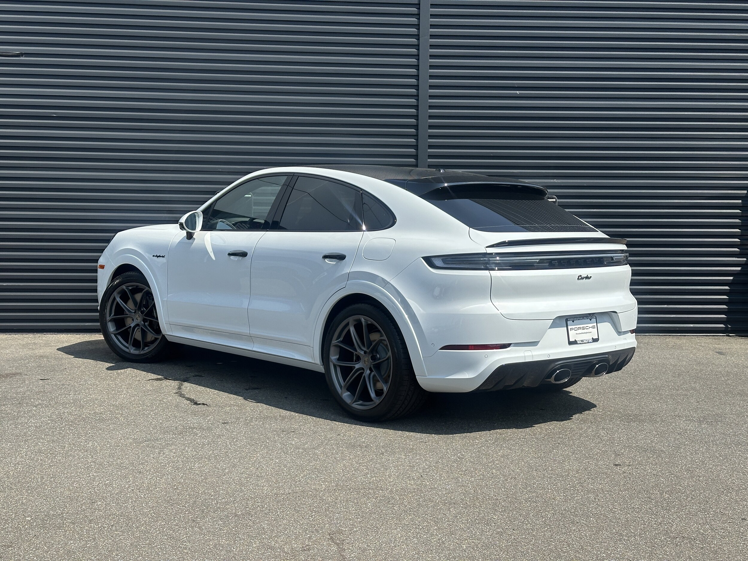 2025 Porsche Cayenne Turbo E-Hybrid photo 2