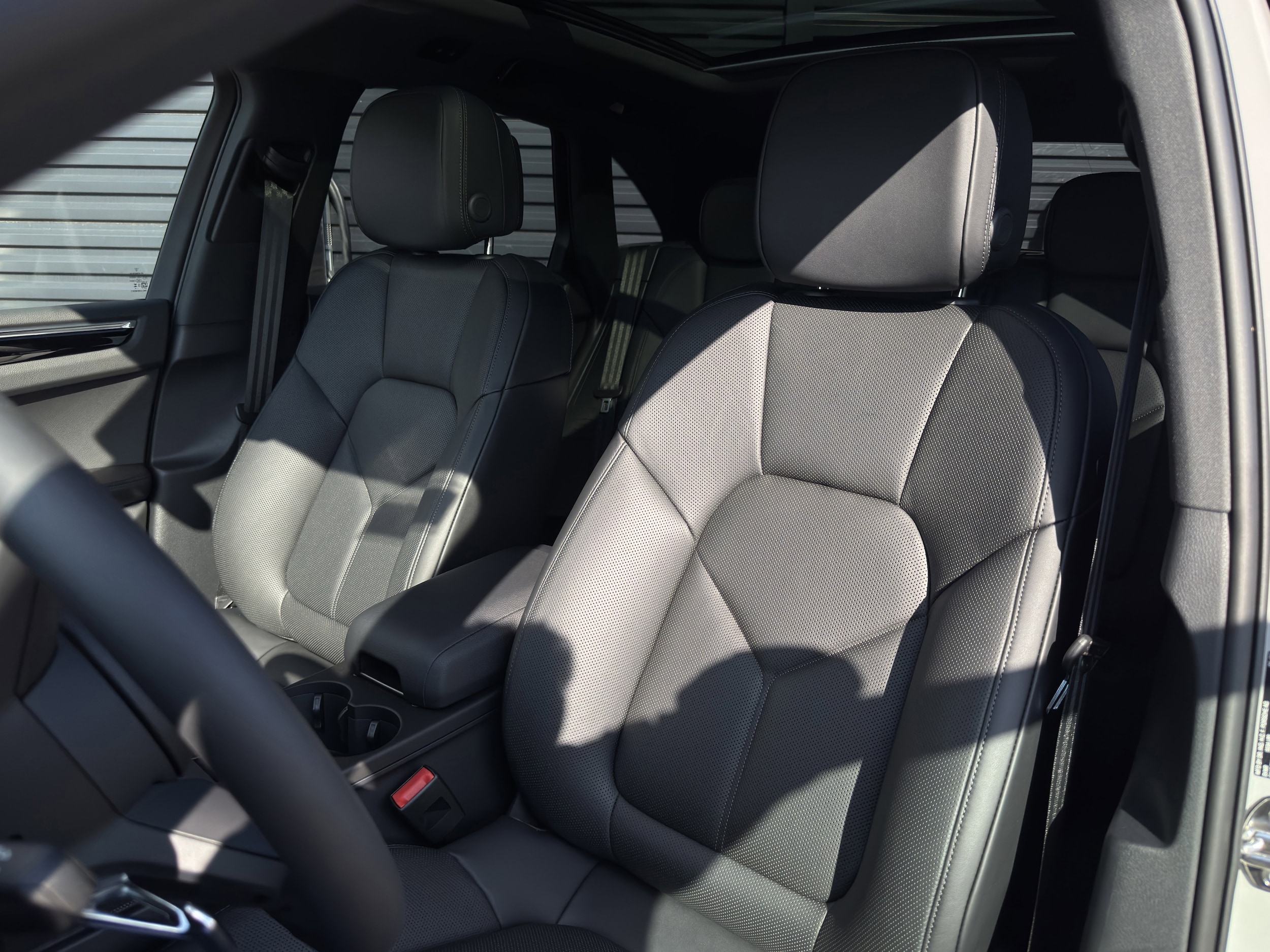 2025 Porsche Macan T photo 4