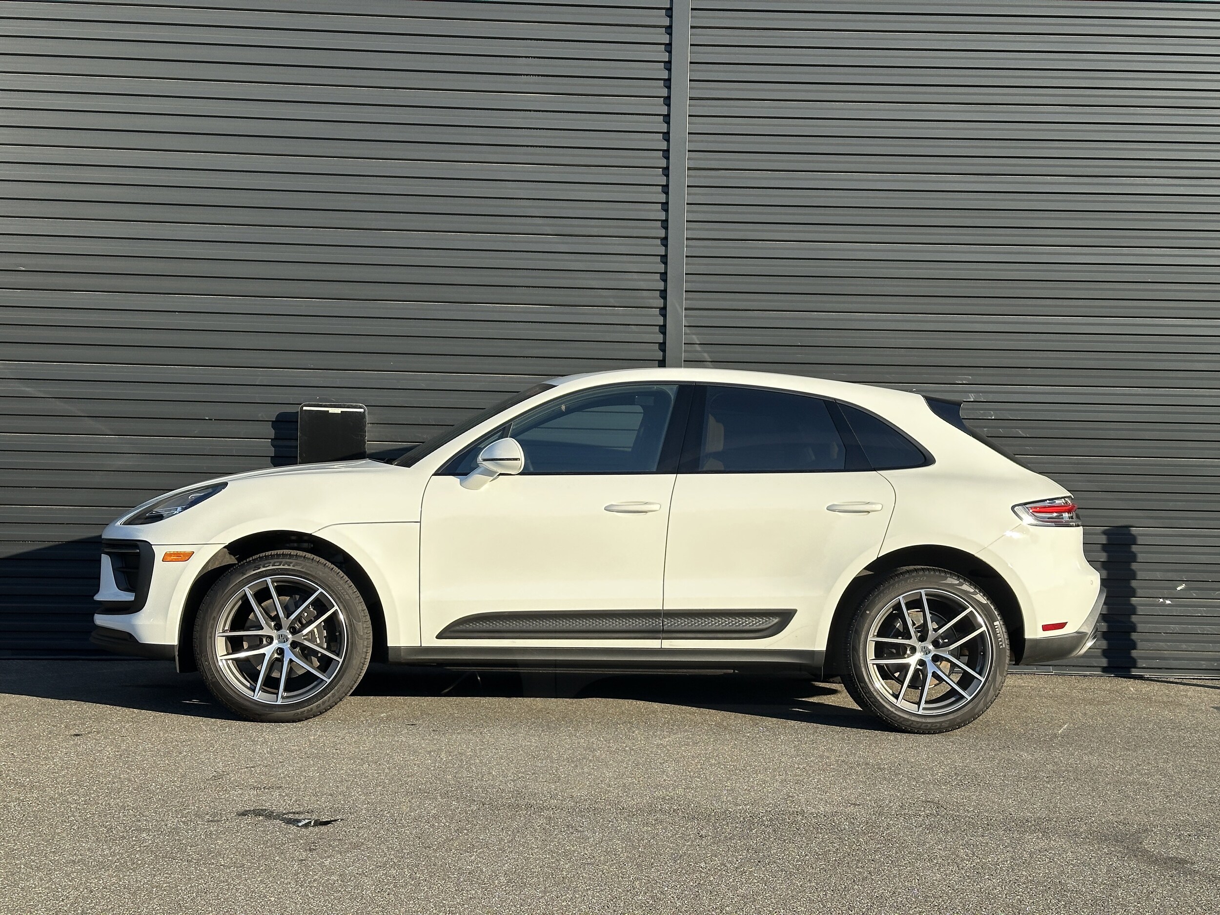 2025 Porsche Macan T photo 2