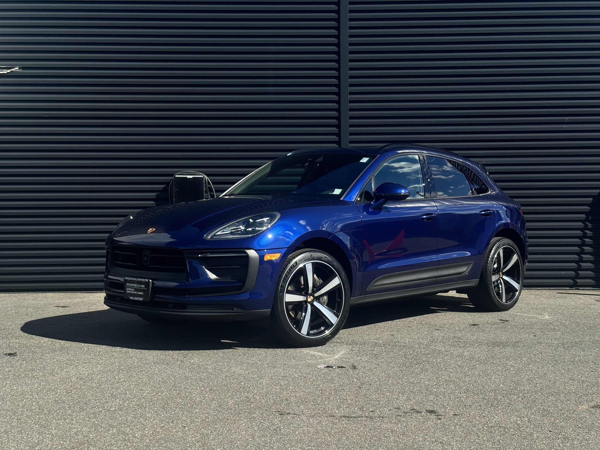 2023 Porsche Macan  AWD photo