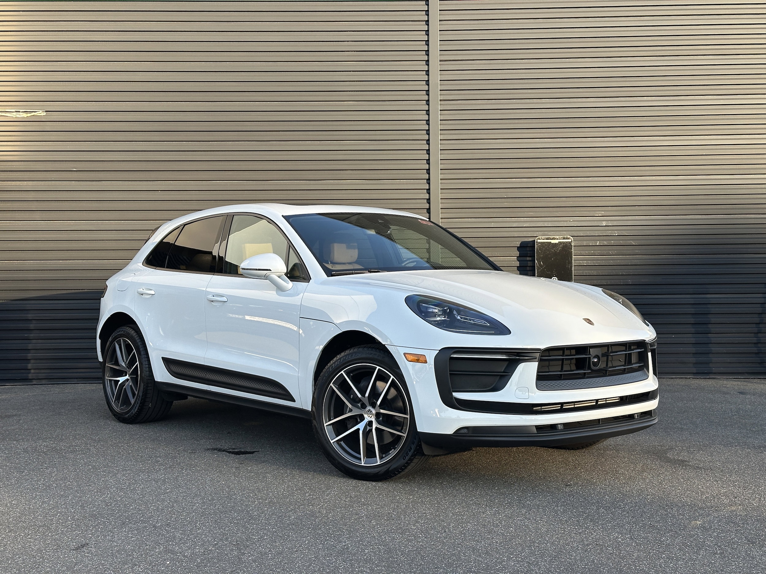 2025 Porsche Macan T - Photo 10