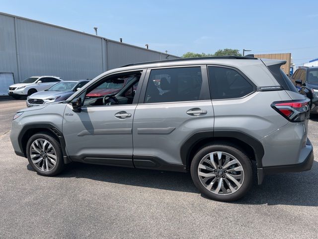 2025 Subaru Forester Touring photo 4