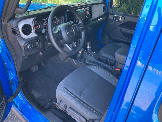 2025 Jeep Gladiator Nighthawk - Photo 16