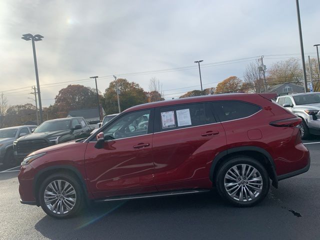 2024 Toyota Highlander photo 2