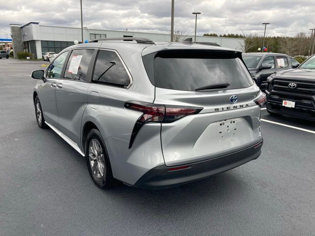 2024 Toyota Sienna XLE photo 3