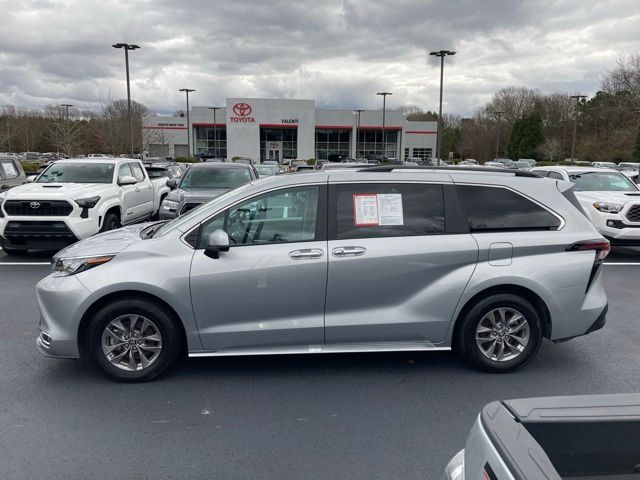 2024 Toyota Sienna XLE photo 2