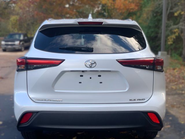 2022 Toyota Highlander XLE photo 2