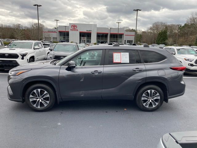 2023 Toyota Highlander L photo 2
