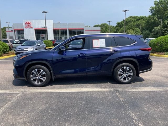 Certified 2022 Toyota Highlander XLE with VIN 5TDGZRBHXNS581345 for sale in Westerly, RI