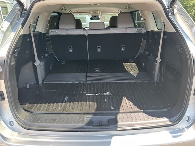 2021 Toyota Highlander LE photo 2