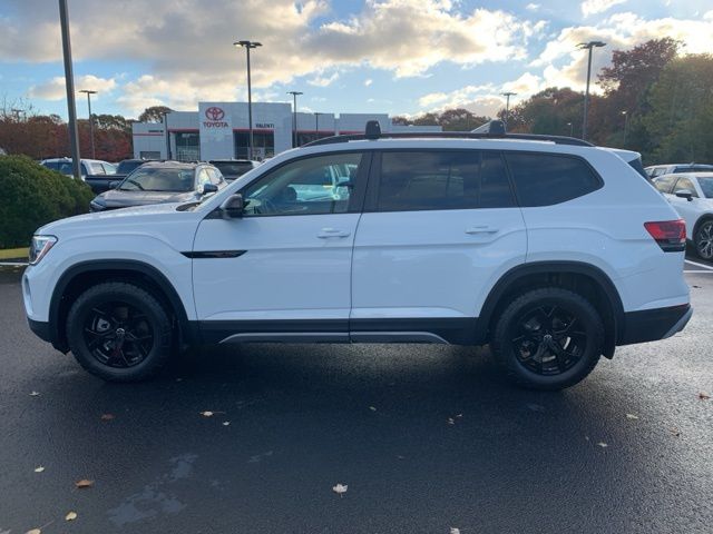 2025 Volkswagen Atlas Peak Edition SE photo 2