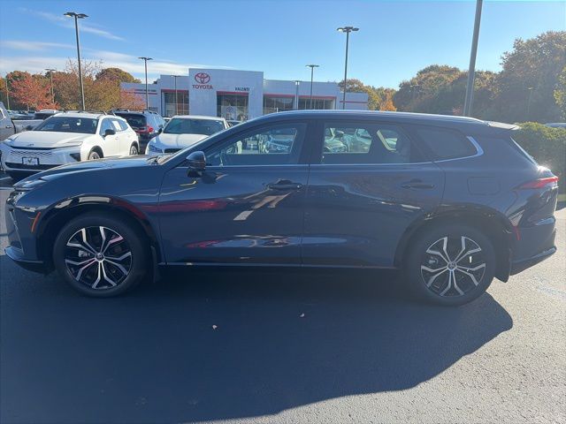 2025 Toyota Crown Signia XLE photo 2