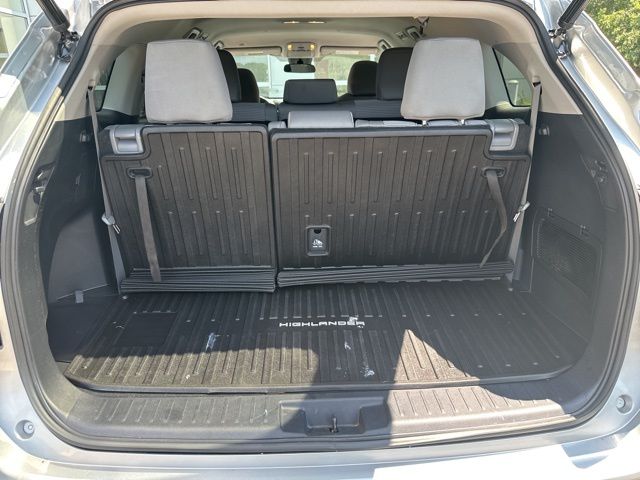 2021 Toyota Highlander LE photo 3