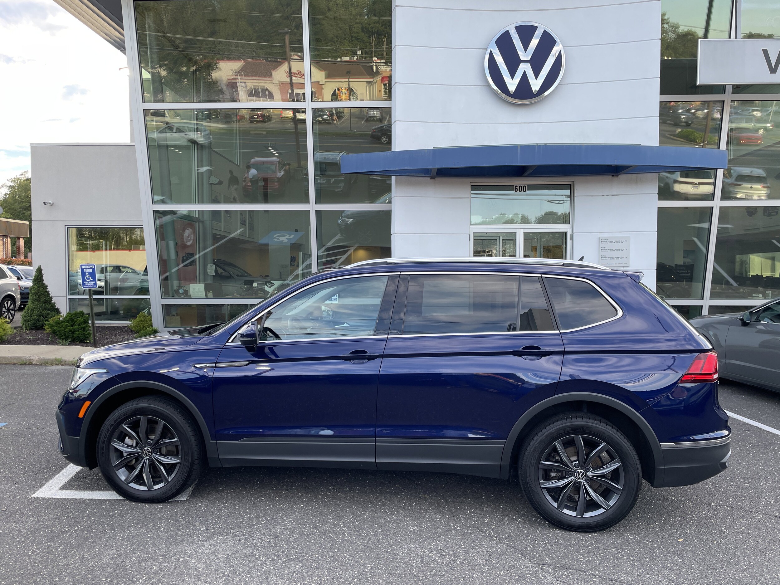 2022 Volkswagen Tiguan SE photo 3