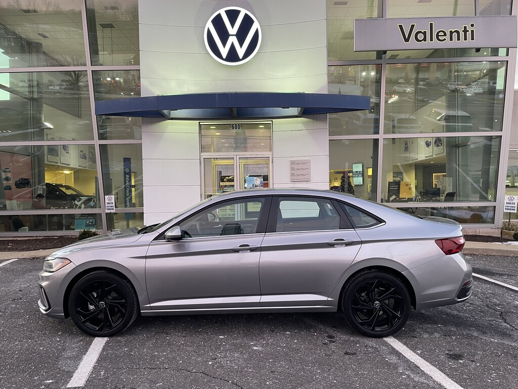 Used 2025 Volkswagen Jetta SE Sedan