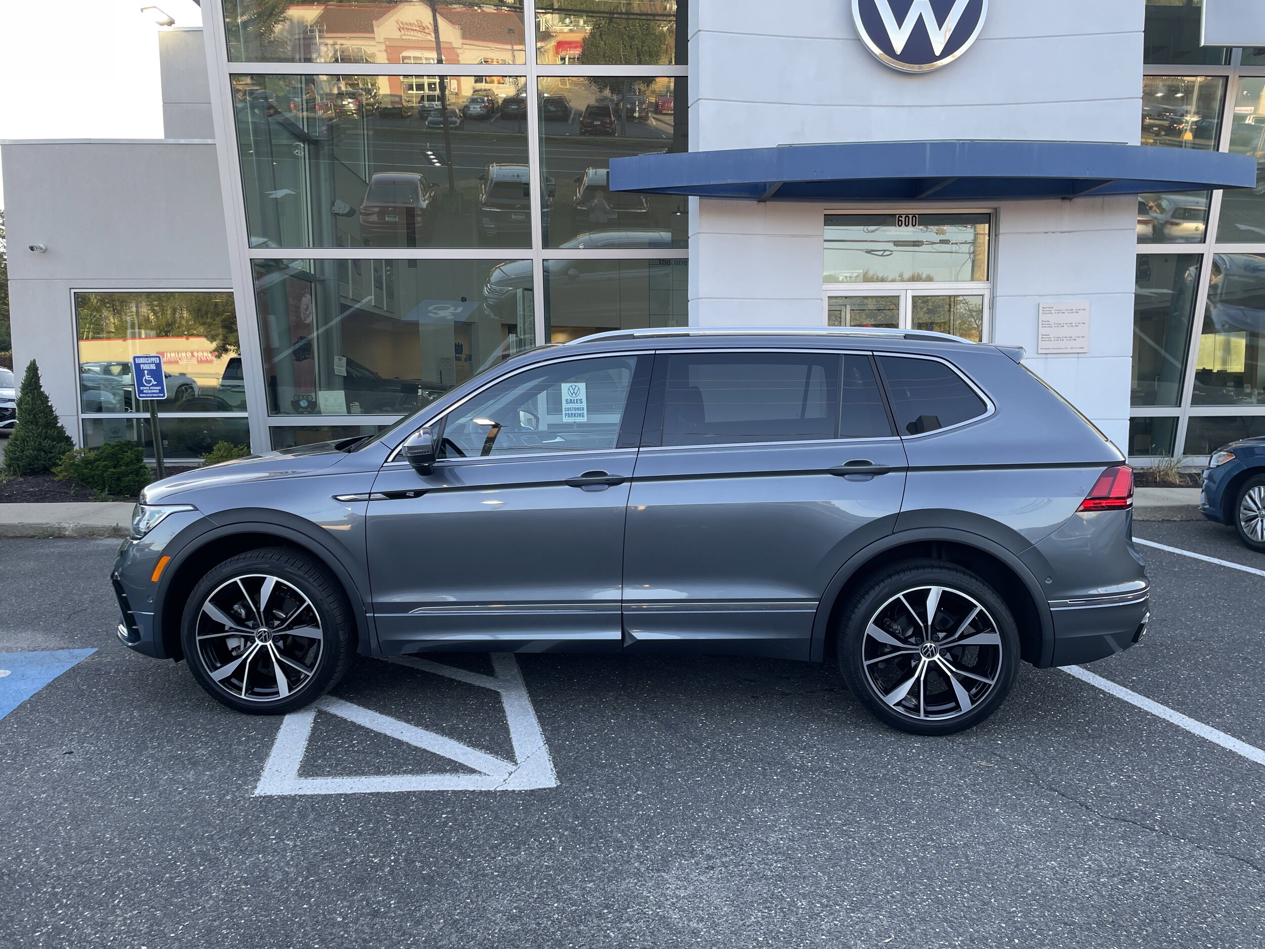 2022 Volkswagen Tiguan SEL Premium R-Line photo 2