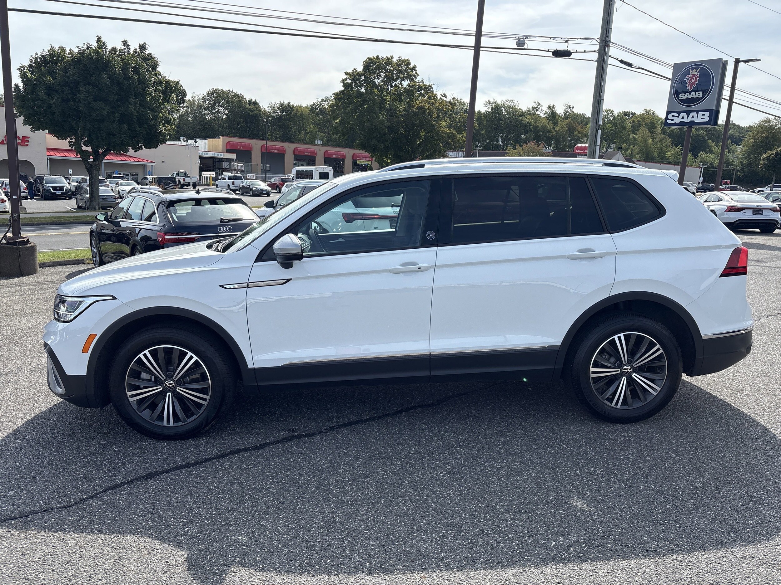 2024 Volkswagen Tiguan Wolfsburg Edition photo 3