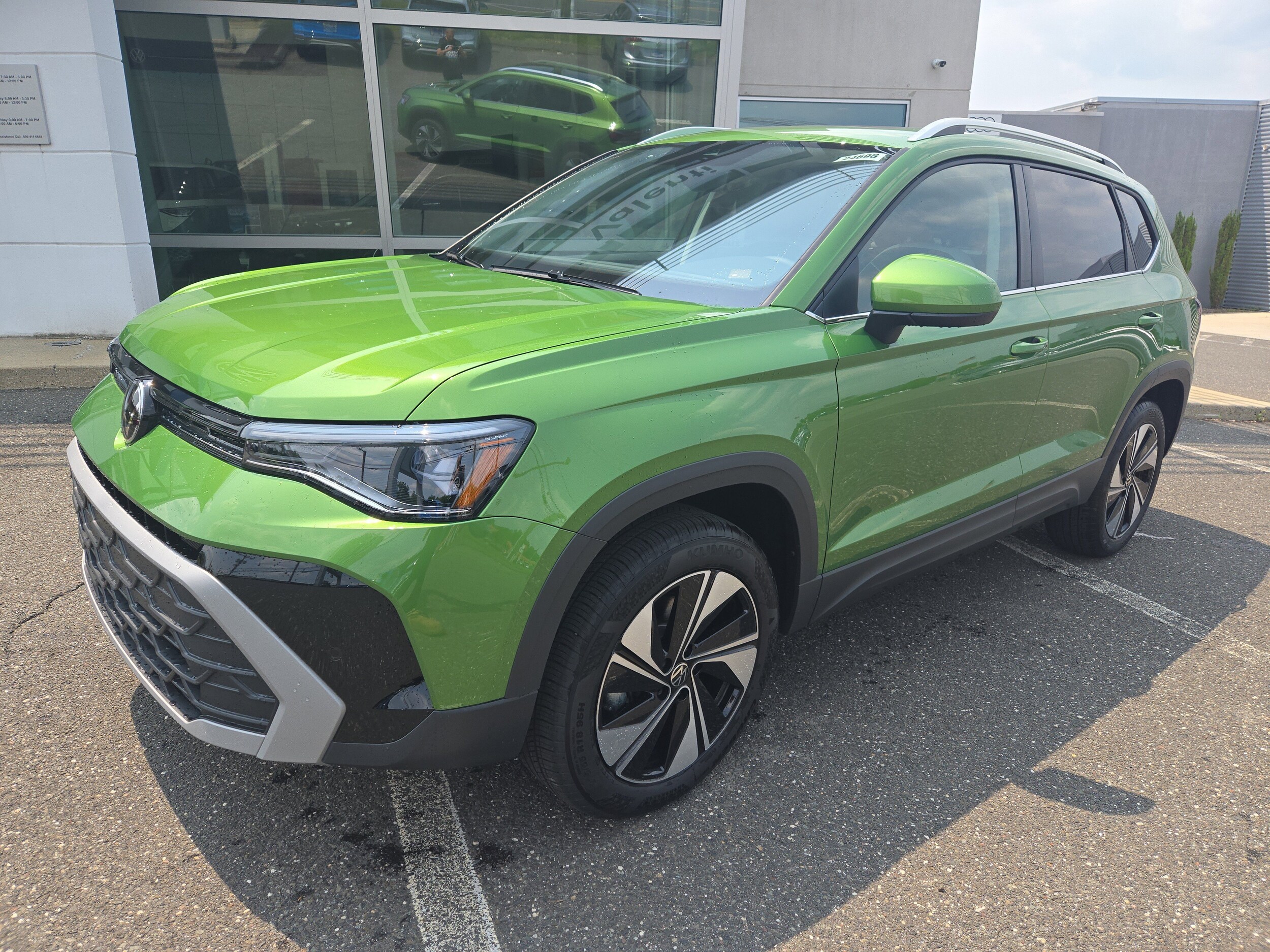 2025 Volkswagen Taos SE photo 2