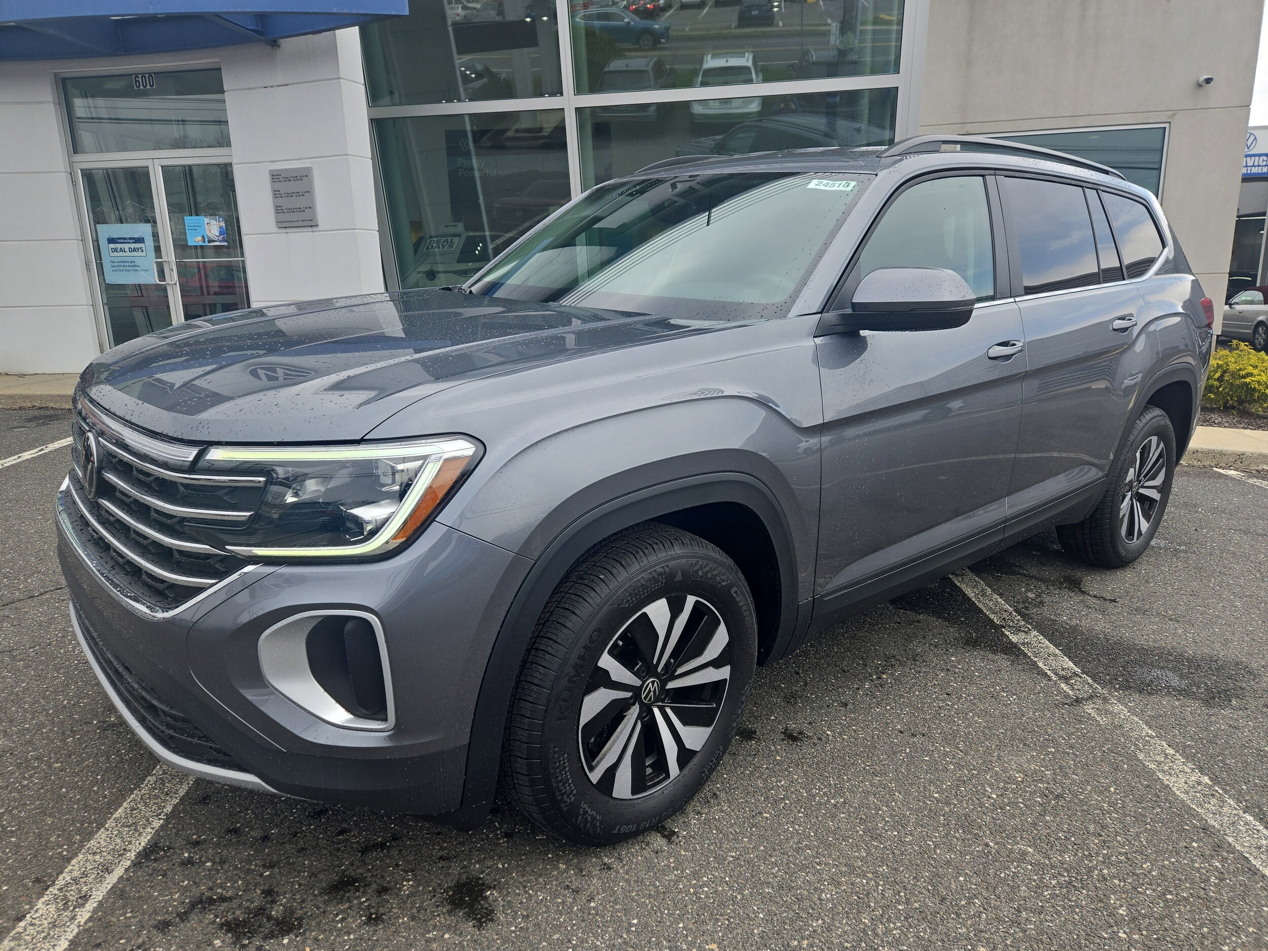 2025 Volkswagen Atlas SE photo 2