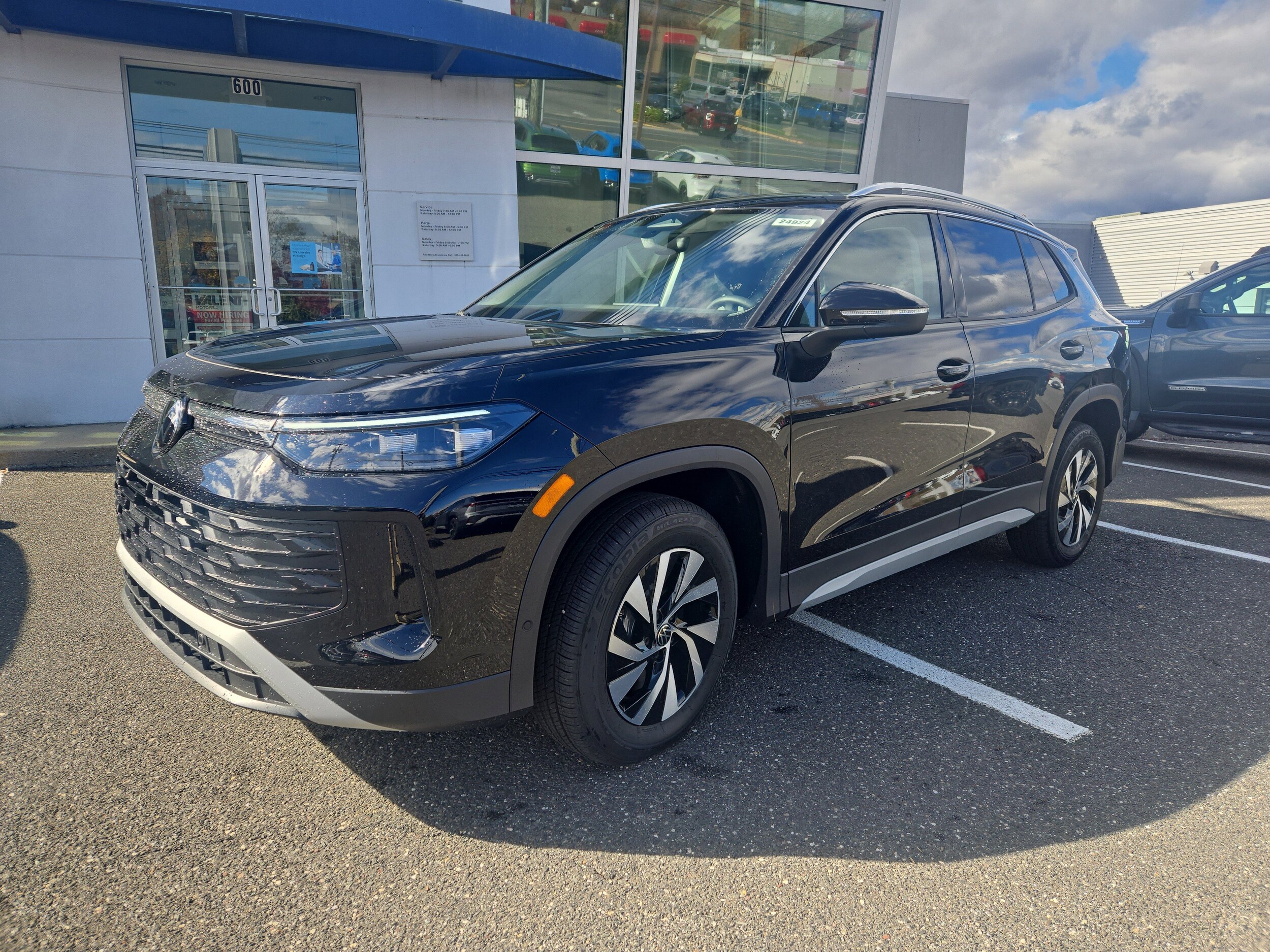 2025 Volkswagen Tiguan S photo 2