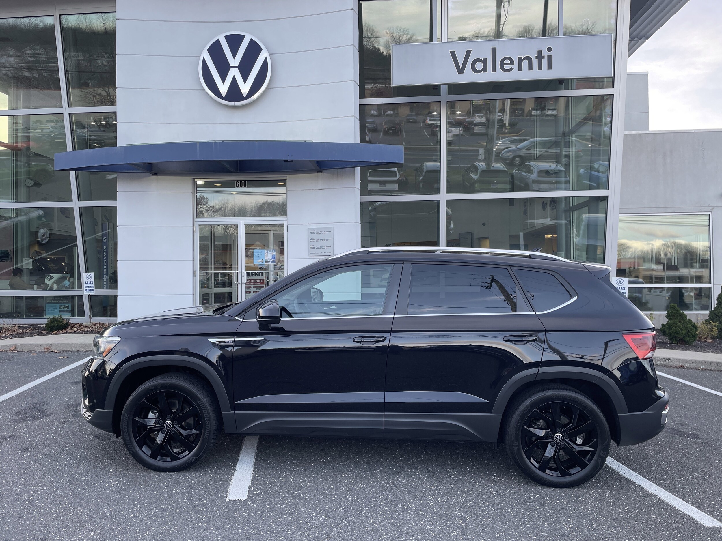 2023 Volkswagen Taos SE photo 3