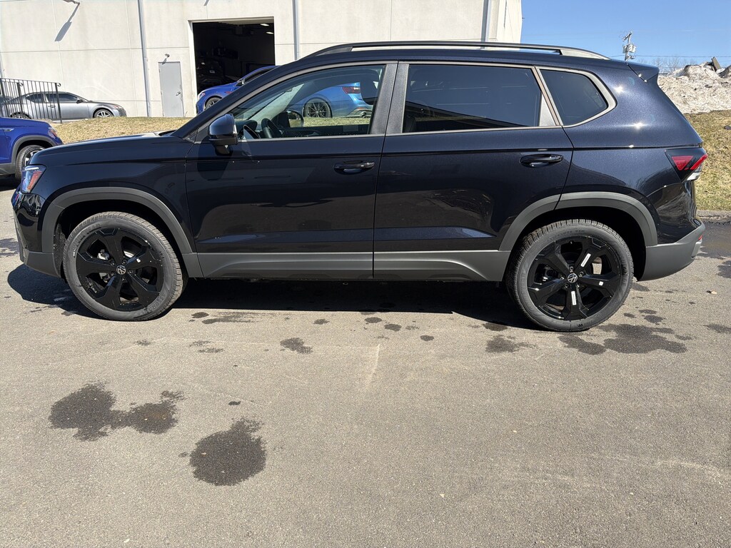 New 2026 Volkswagen Taos SE Black SE Black 4MOTION