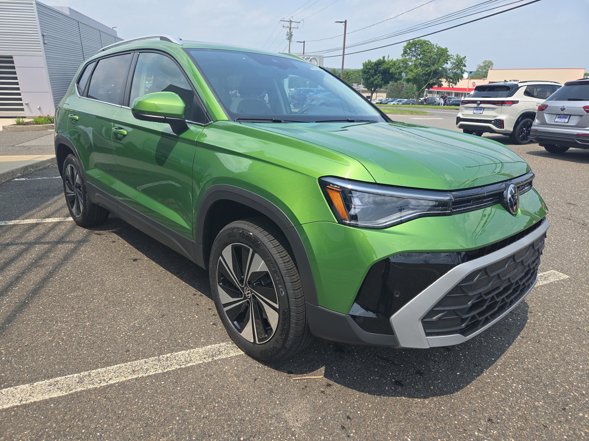 2025 Volkswagen Taos SE photo 3