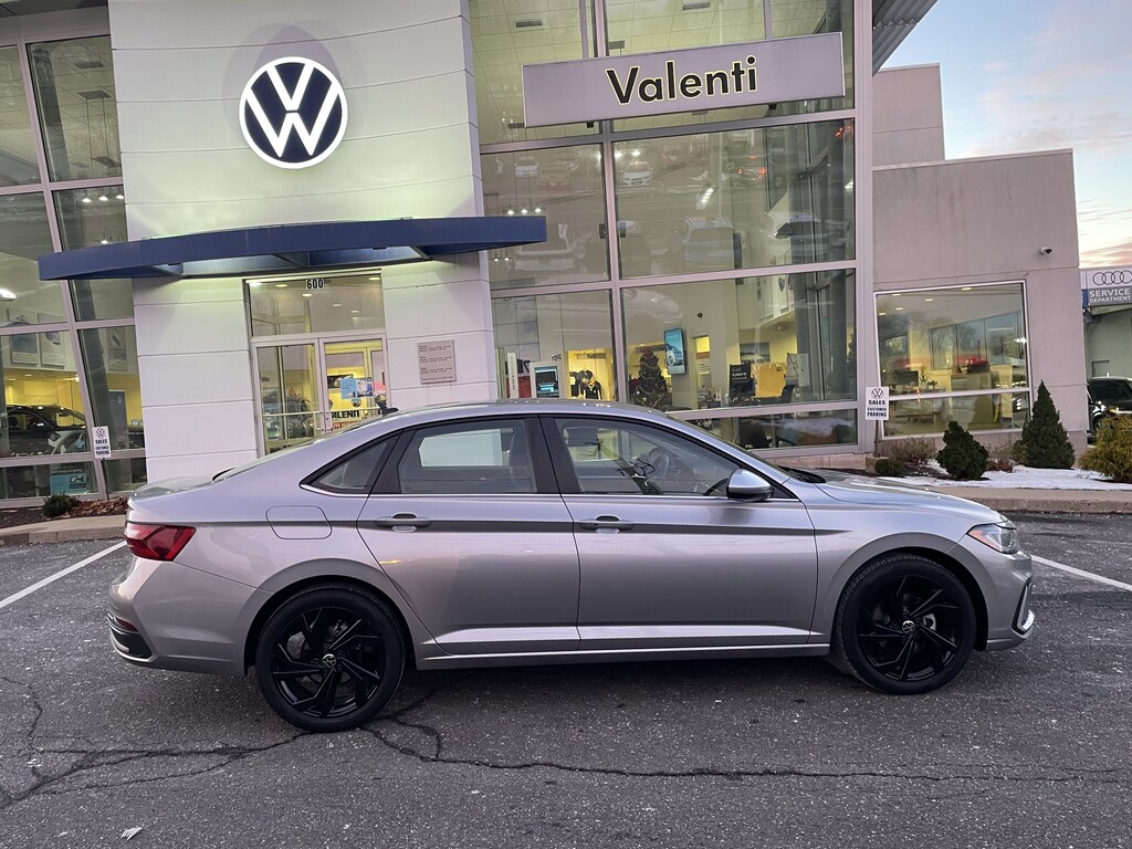 Used 2025 Volkswagen Jetta SE Sedan