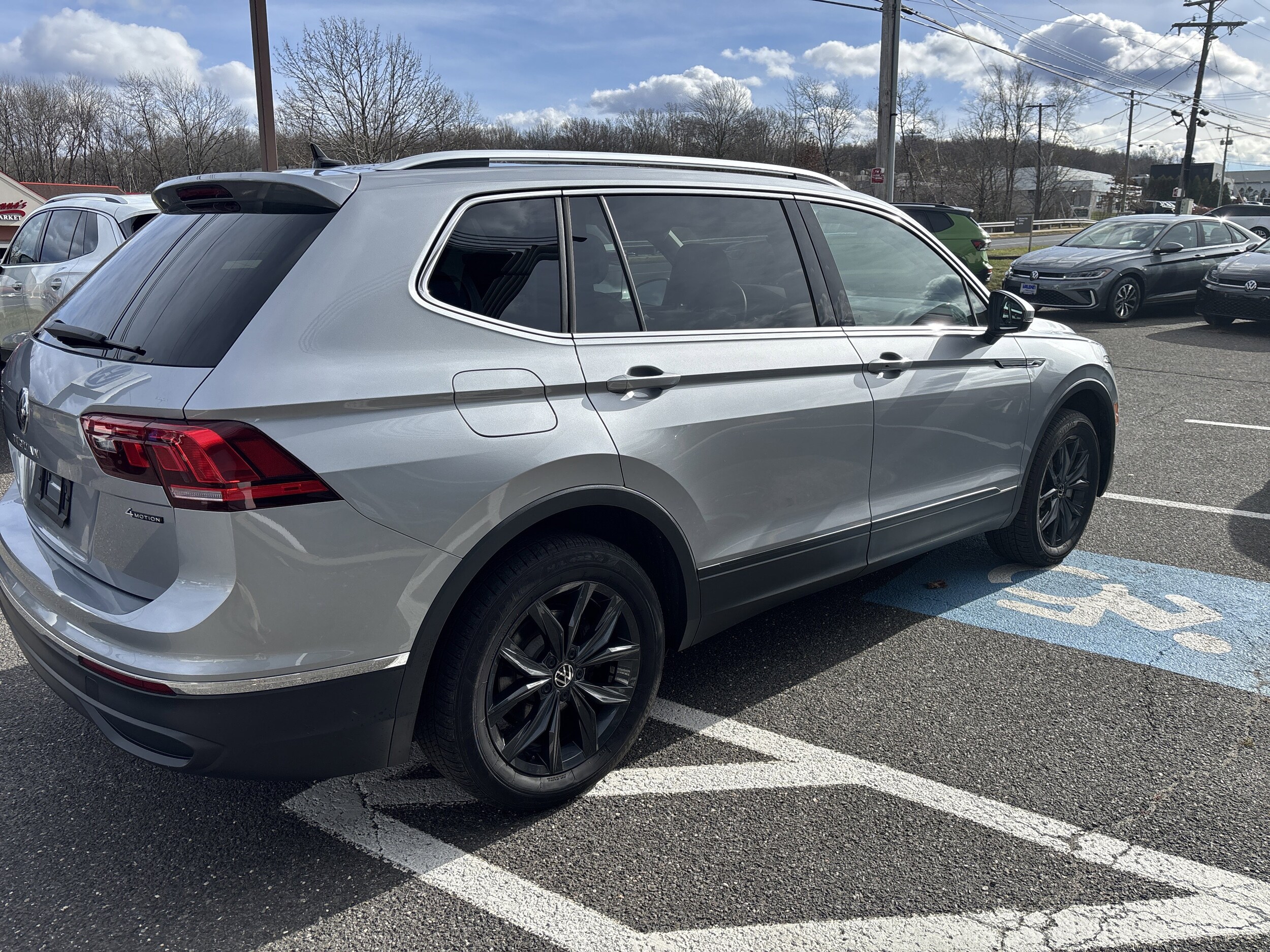 2024 Volkswagen Tiguan SE Wolfsburg Edition photo 3