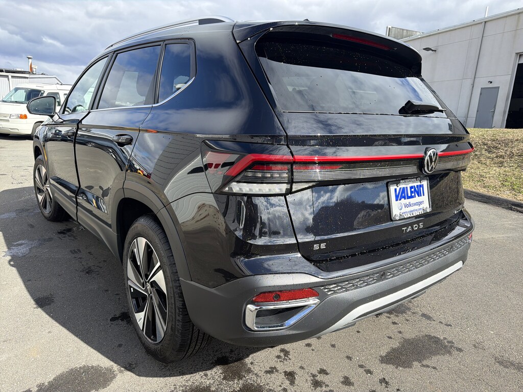 New 2026 Volkswagen Taos SE SE 4MOTION