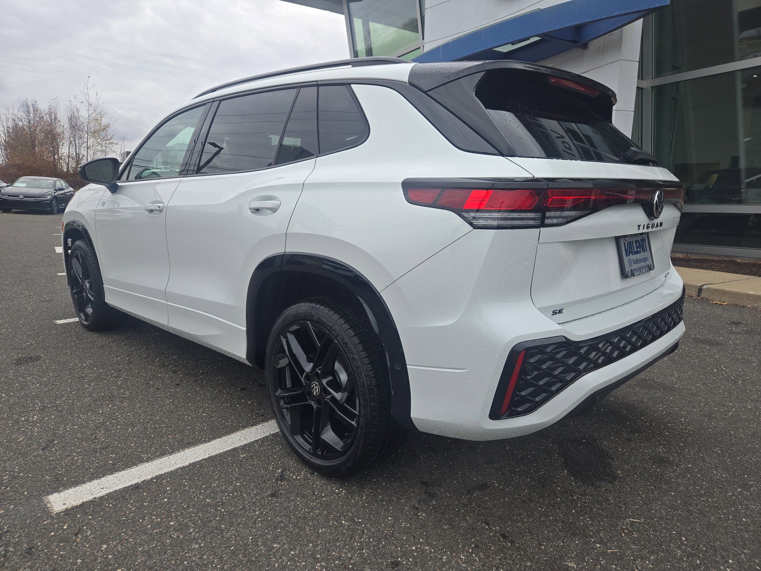 2025 Volkswagen Tiguan SE R-Line Black photo 2