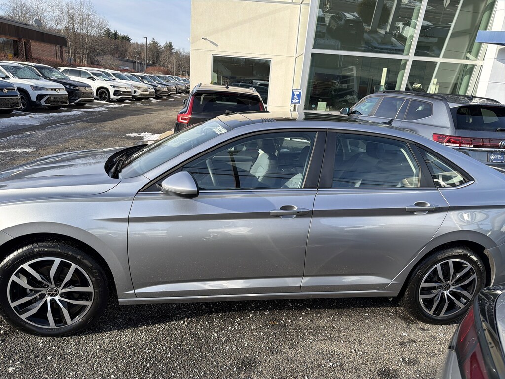 Used 2025 Volkswagen Jetta SE Sedan