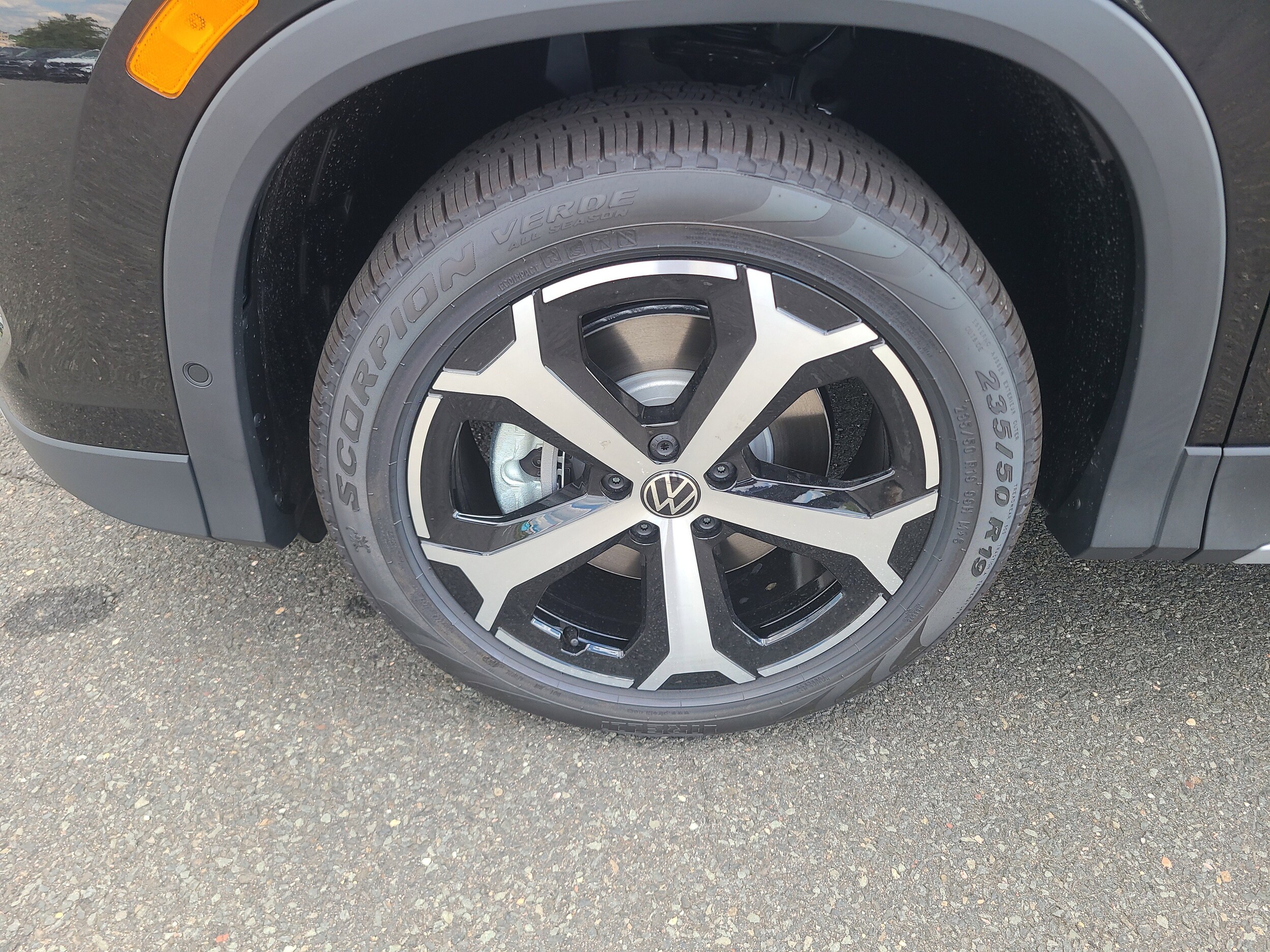 2025 Volkswagen Tiguan SE photo 2