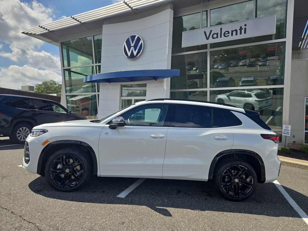 New 2025 Volkswagen Tiguan SE R-Line Black 2.0T SE R-Line Black 4MOTION