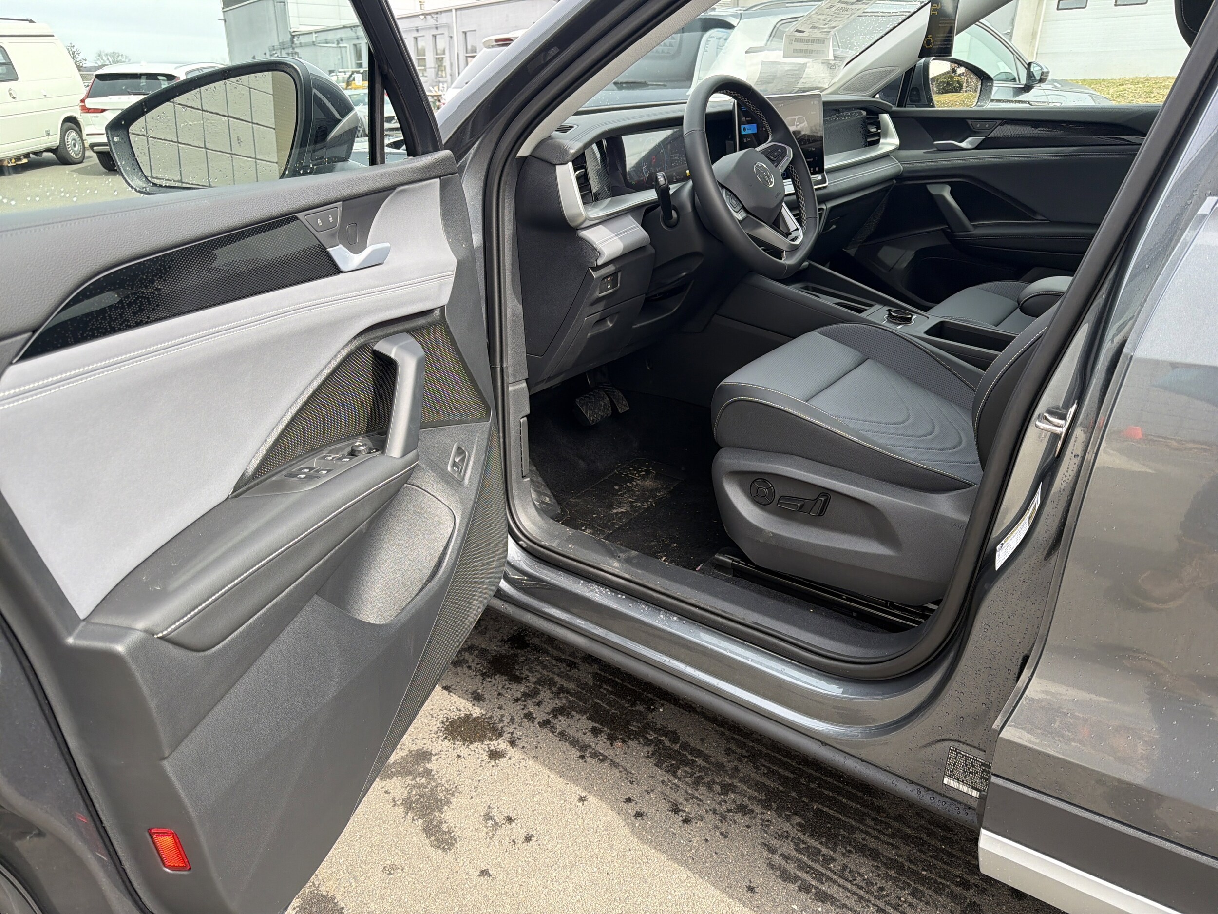 2026 Volkswagen Tiguan SE - Photo 14