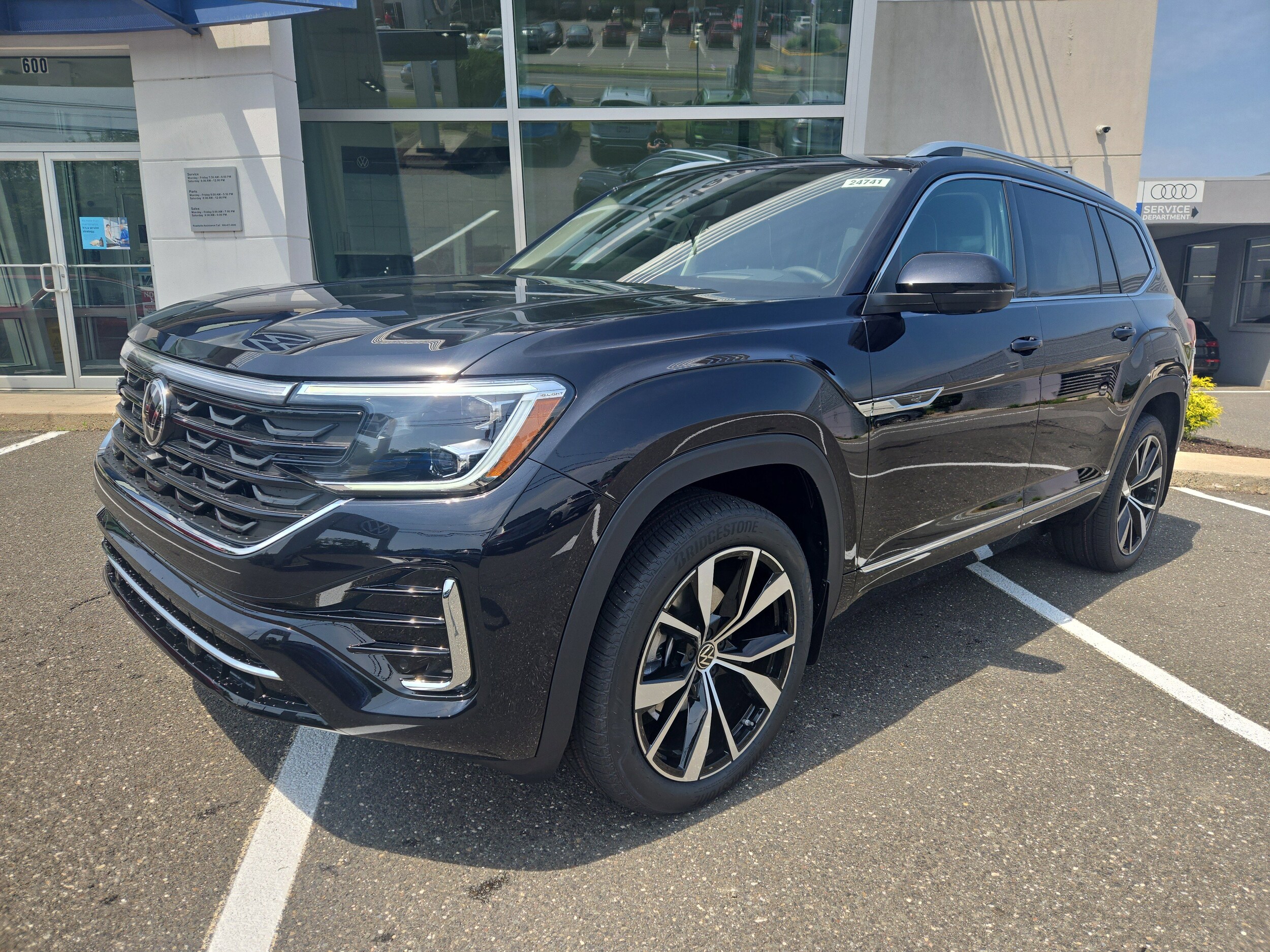 2025 Volkswagen Atlas SEL Premium R-Line photo 2