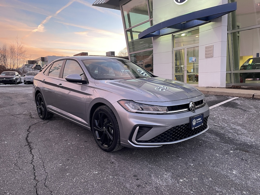 Used 2025 Volkswagen Jetta SE Sedan