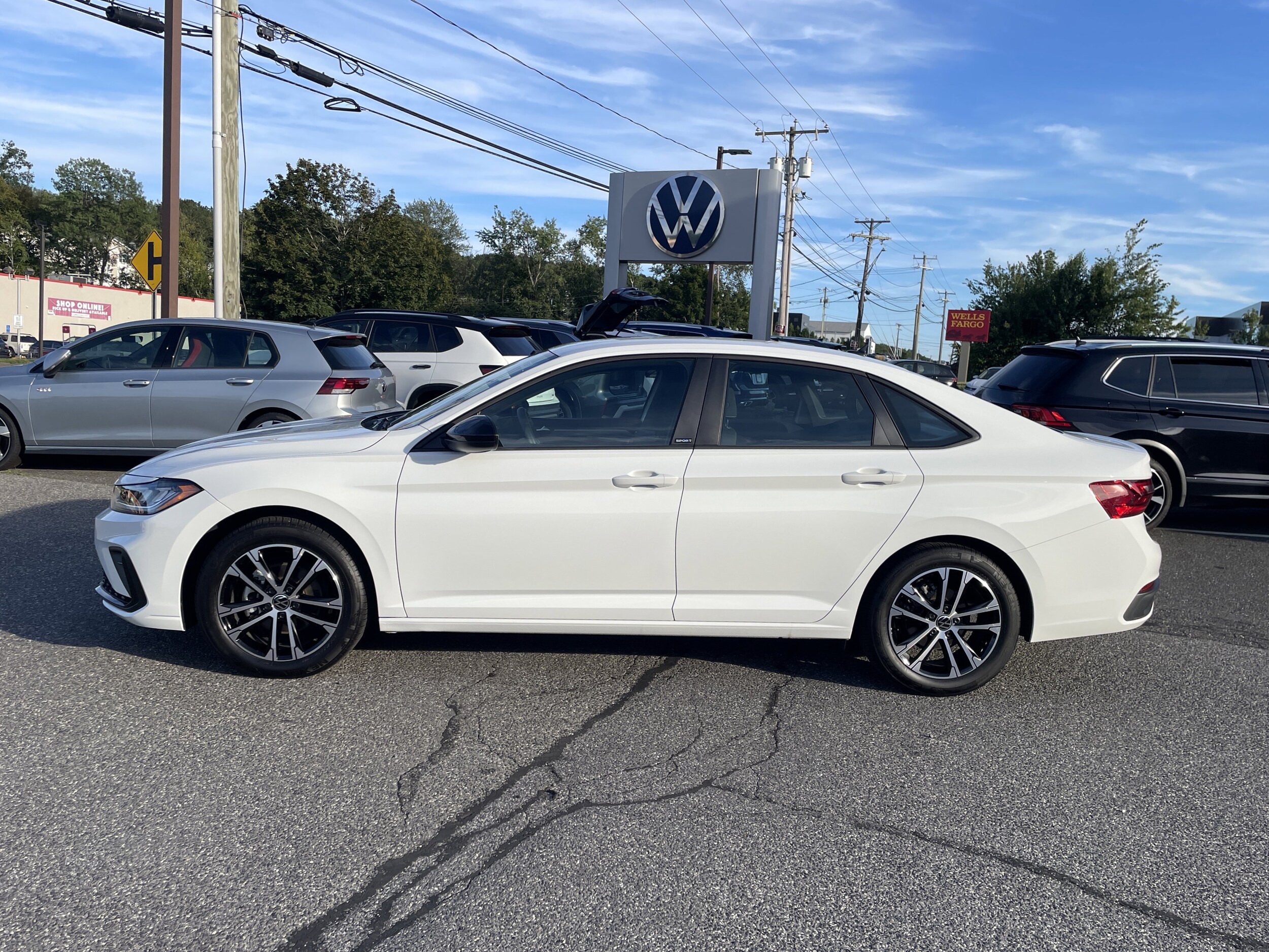 2025 Volkswagen Jetta Sport photo 4