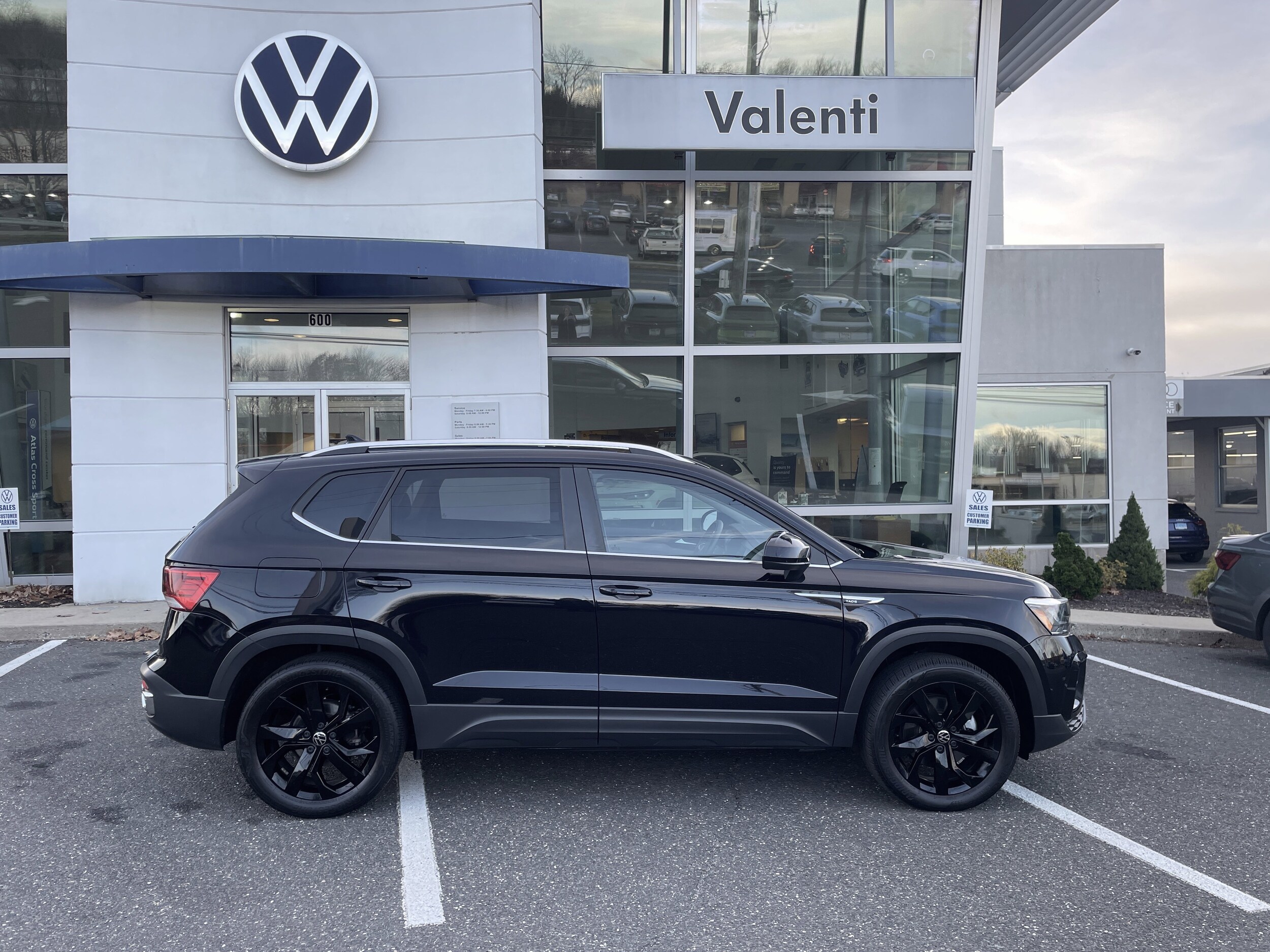 2023 Volkswagen Taos SE photo 2