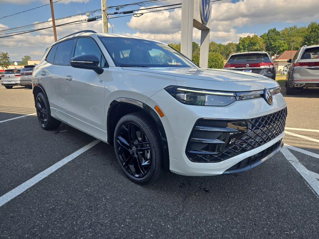 New 2025 Volkswagen Tiguan SE R-Line Black 2.0T SE R-Line Black 4MOTION