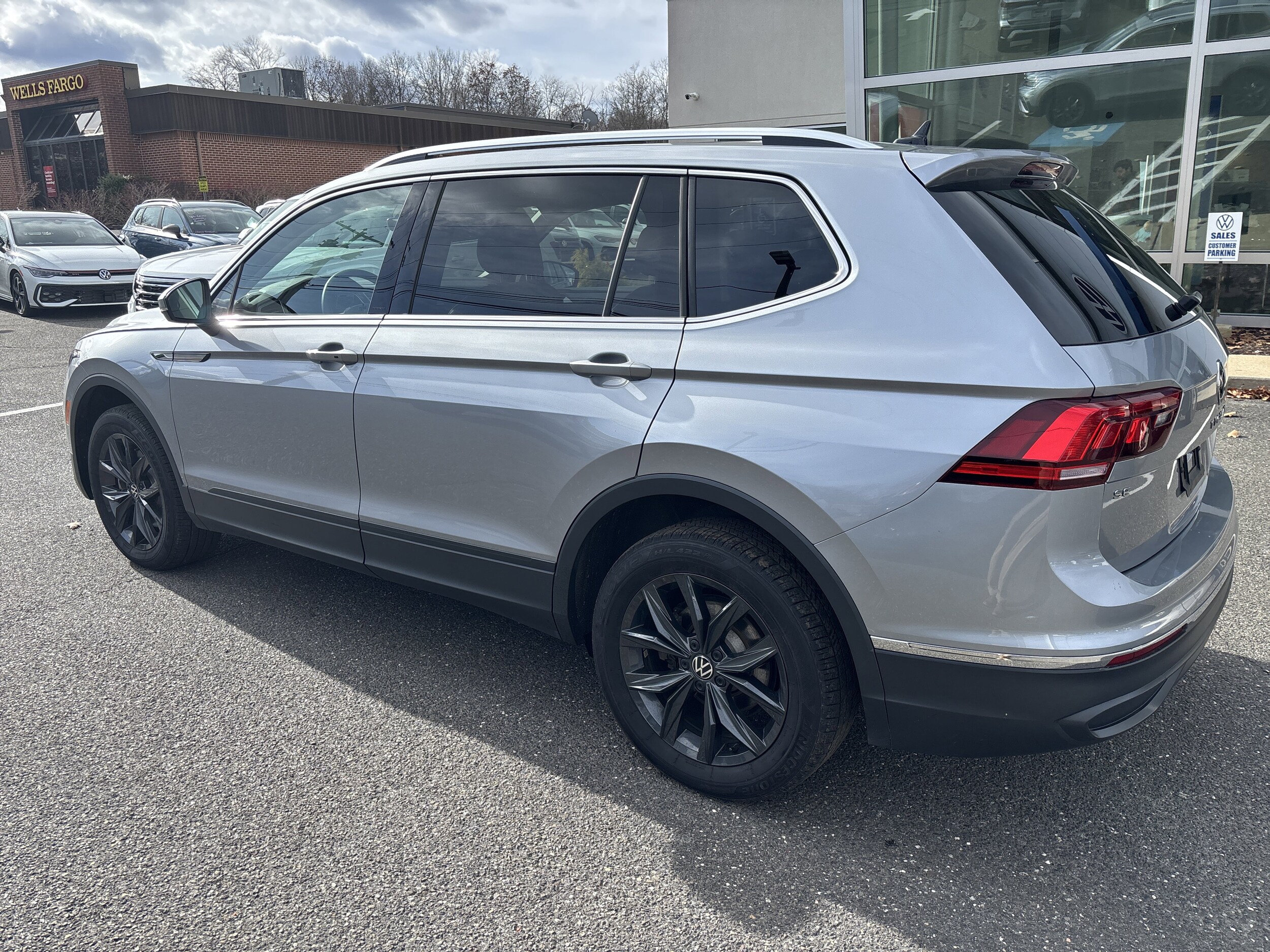 2024 Volkswagen Tiguan SE Wolfsburg Edition photo 2