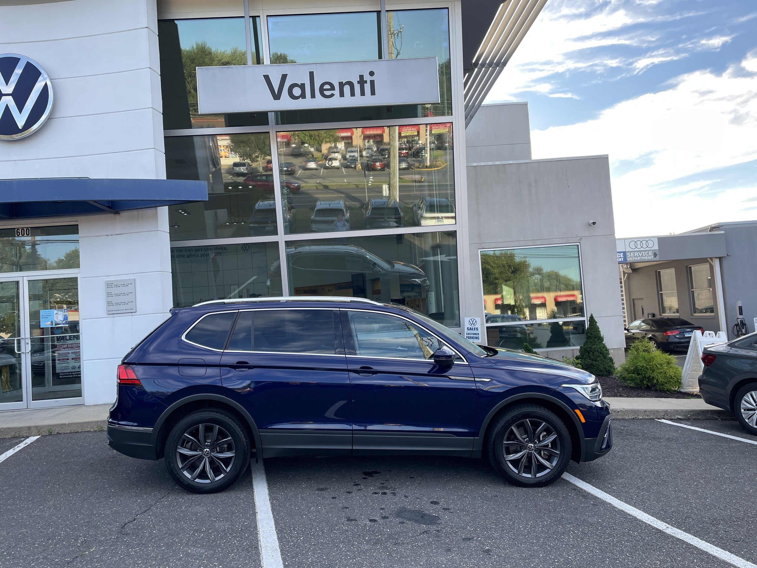 2022 Volkswagen Tiguan SE photo 2