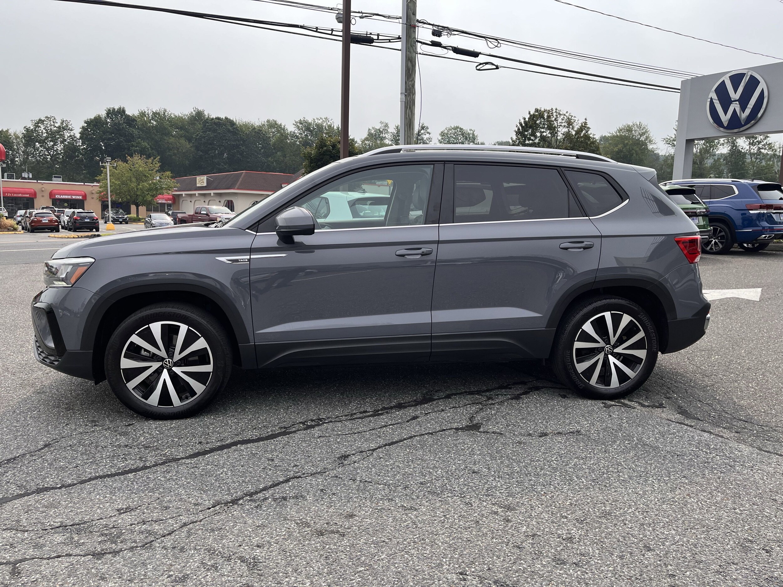 2023 Volkswagen Taos SE photo 3