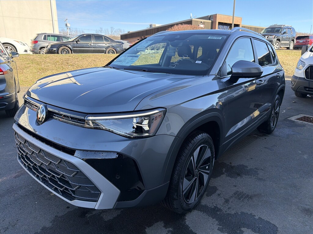 New 2026 Volkswagen Taos SE SE 4MOTION