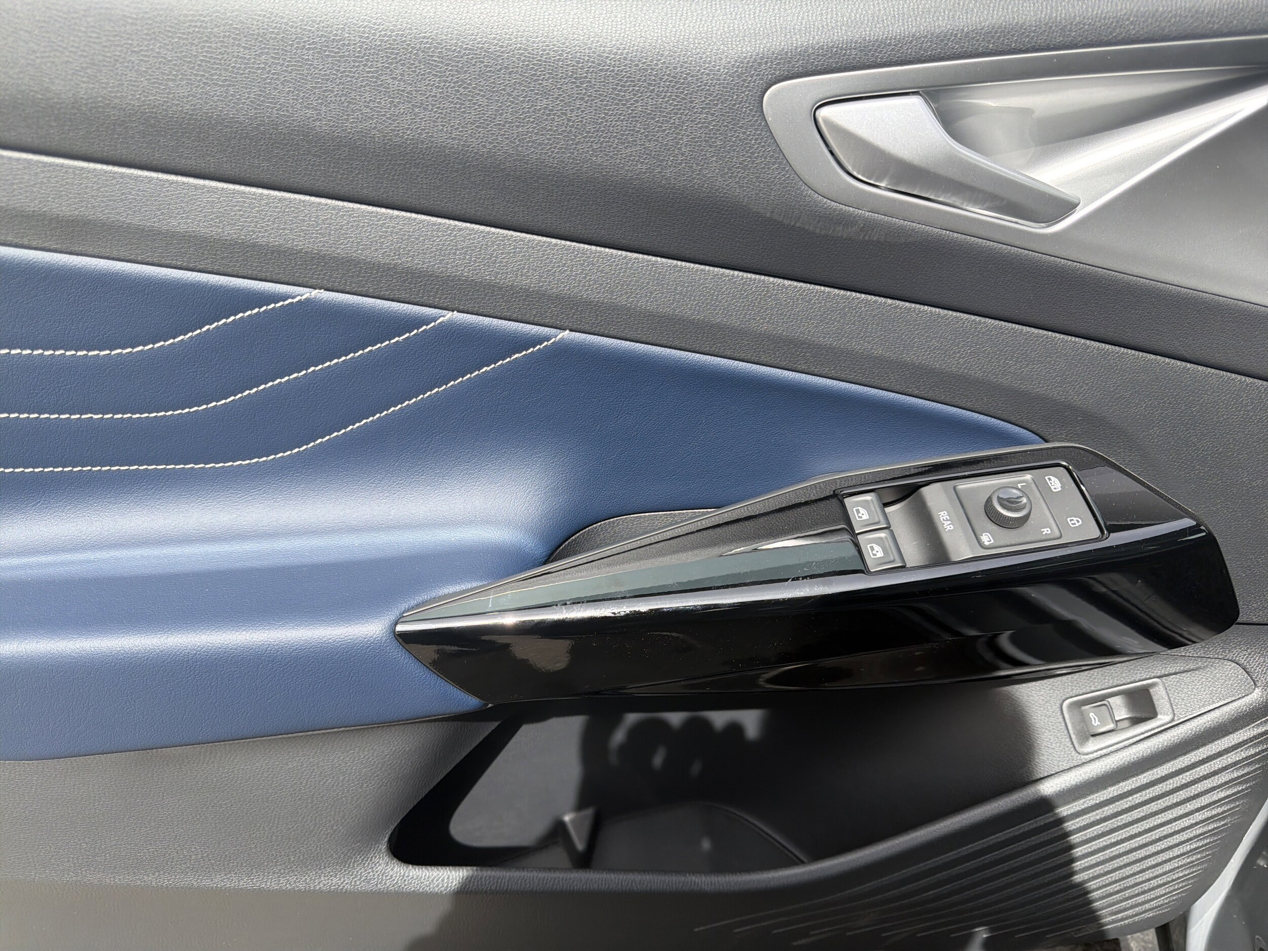 2025 Volkswagen ID.4 PRO S - Photo 9