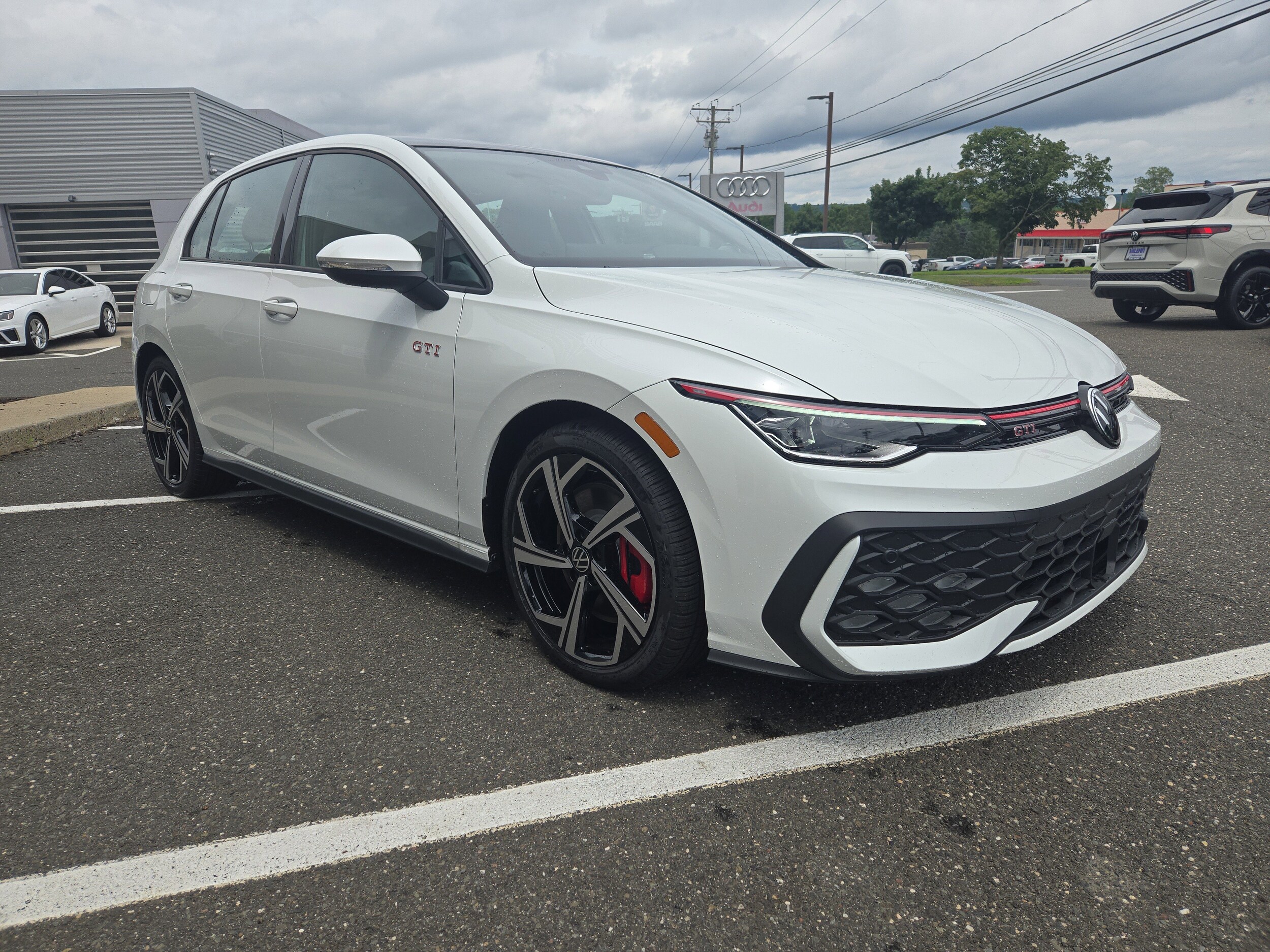 2025 Volkswagen Golf GTI SE photo 3