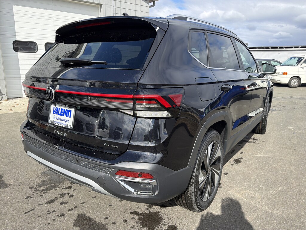 New 2026 Volkswagen Taos SE SE 4MOTION