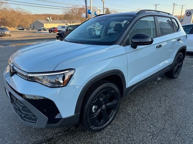 2026 Volkswagen Taos SE Black's photo