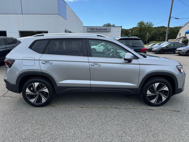 2025 Volkswagen Taos SE photo 3